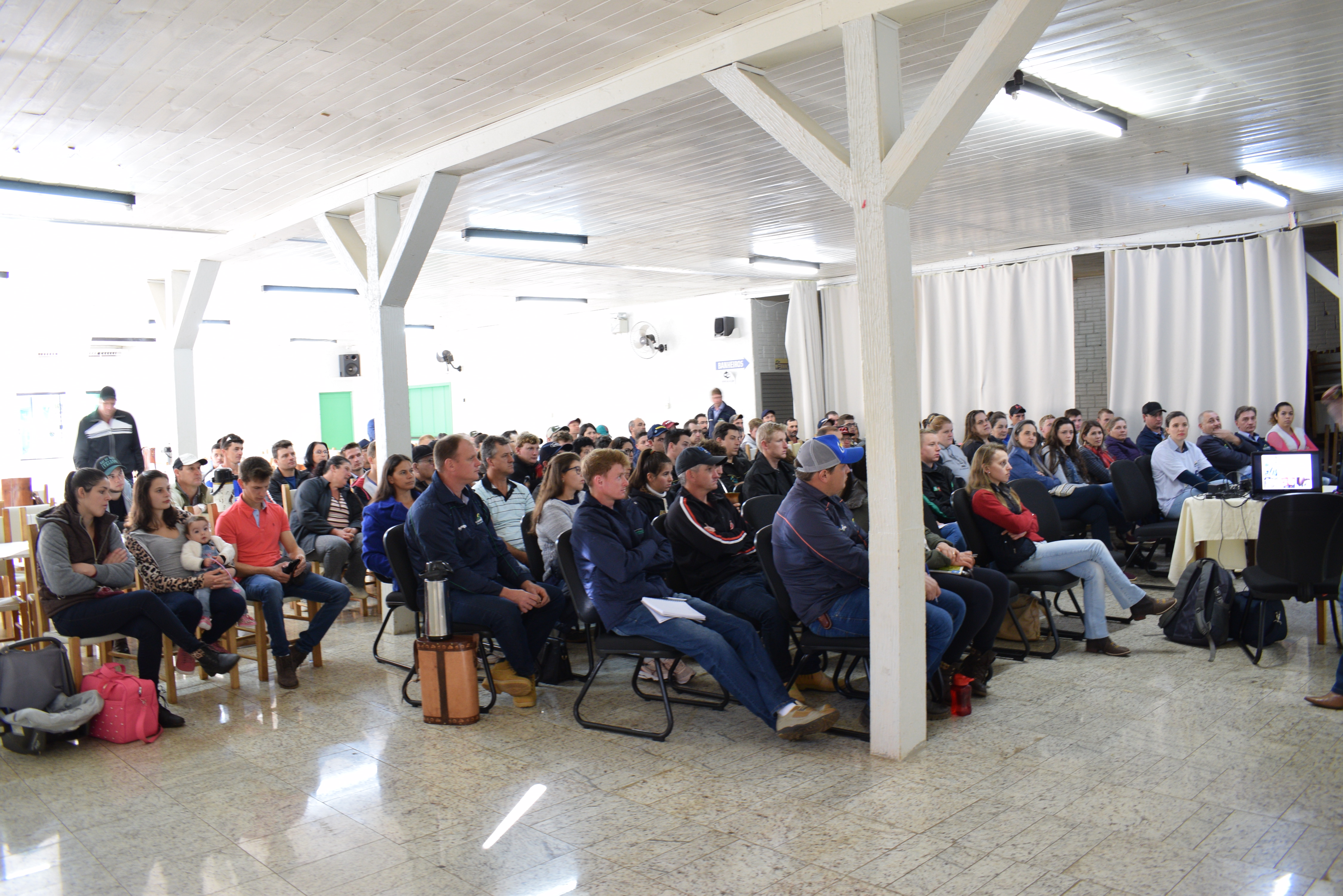 BOVINOCULTURA DE LEITE: equipe técnica e associados da Cooper A1 em busca de mais conhecimento